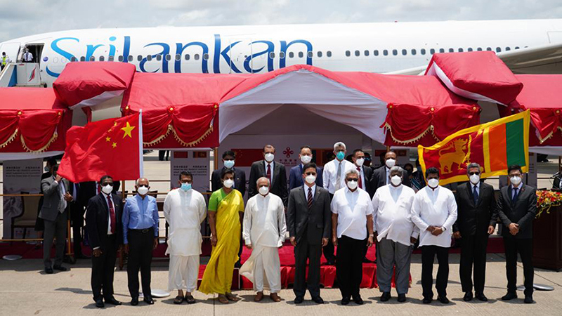 中国援助のワクチンがスリランカに到着、大統領ら出迎え