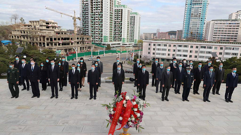 在朝鮮中国大使館、清明節で志願軍烈士を慰霊