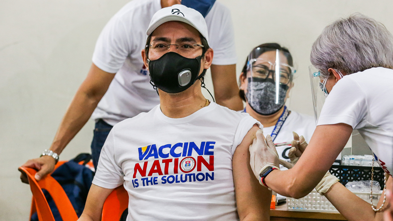 フィリピンのマニラ市長、中国製ワクチンを接種