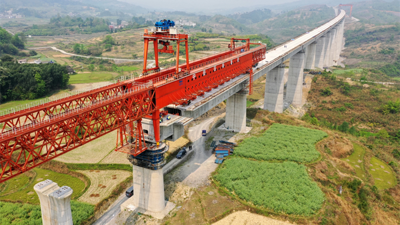 貴南高速鉄道銀坡河特大橋、セグメント架設完了　貴州省