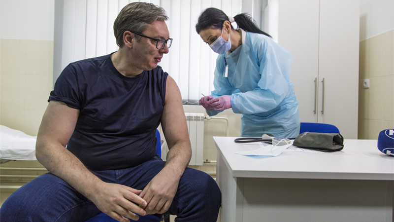 セルビア大統領、中国製ワクチンを接種