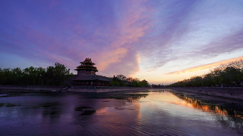 春の夕焼けに映える故宮の角楼　北京市