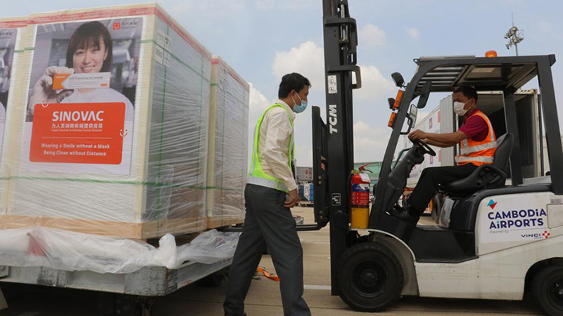 カンボジアが発注した中国製ワクチン、第２陣がプノンペンに到着