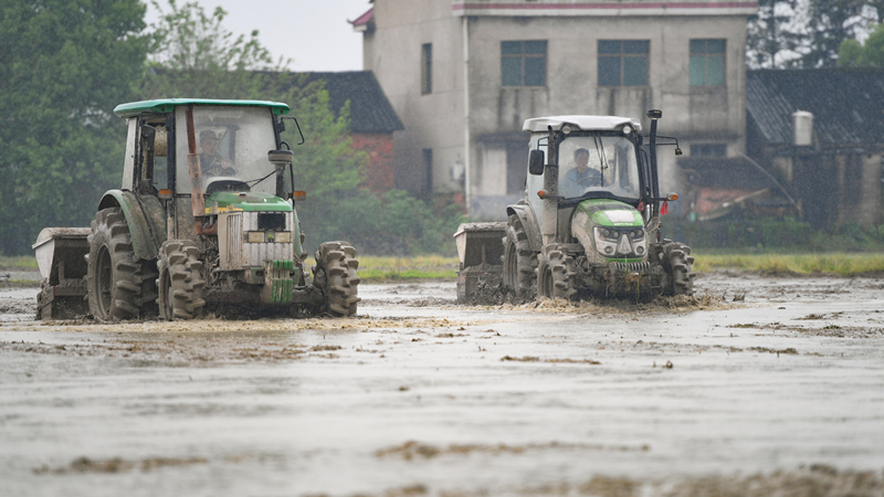 春の農作業に備え耕運と石灰散布始まる　湖南省