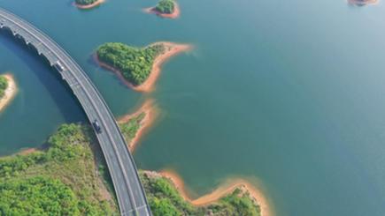 水上の高速道路が作り出す風景　江西省九江市