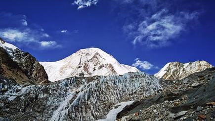 チョムカンリ峰の麓に広がる氷河　チベット自治区