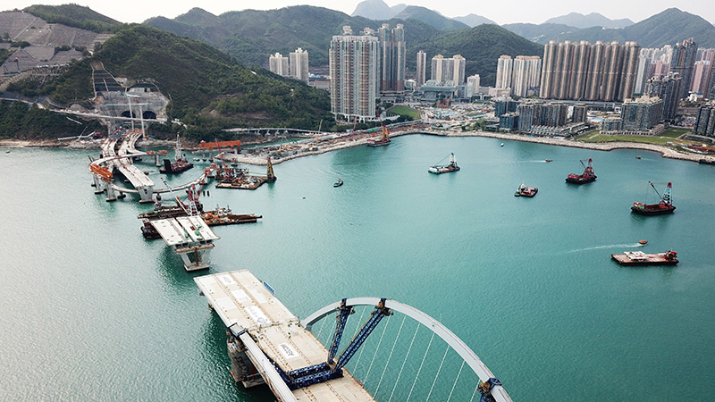 中国内地企業が建設する香港将軍澳大橋、東西つなぐ主桁の架設開始