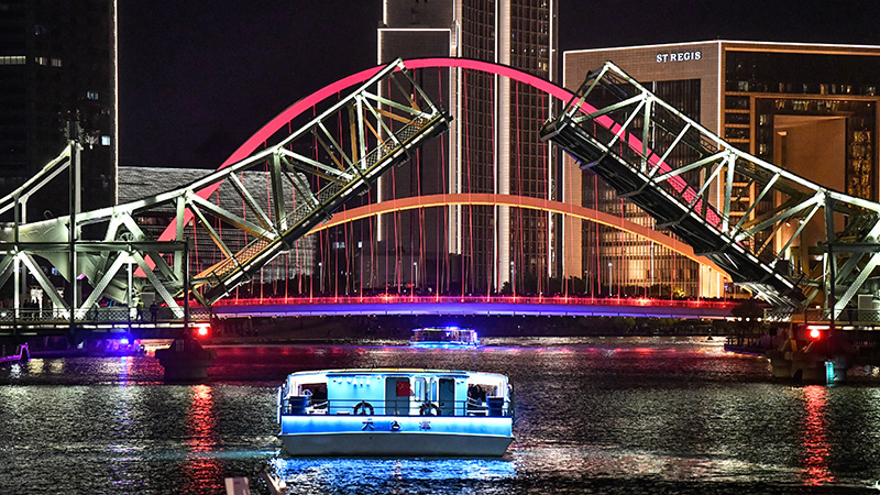 幻想的な美しさ　天津の夜を彩る解放橋の「開閉ショー」
