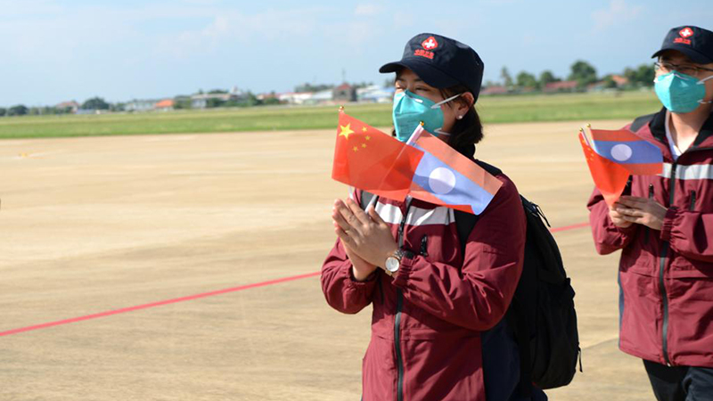 中国の医療専門家チームがラオス到着　コロナ対策を支援
