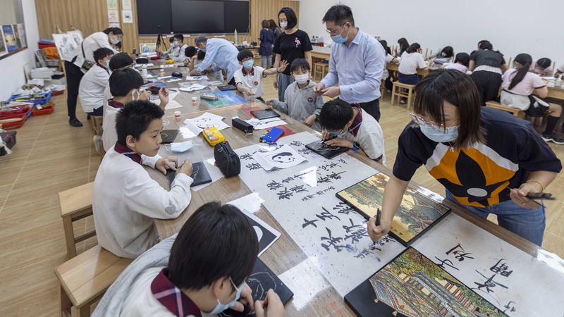 無形文化遺産「漆器制作技法」を学ぶ子どもたち　上海市