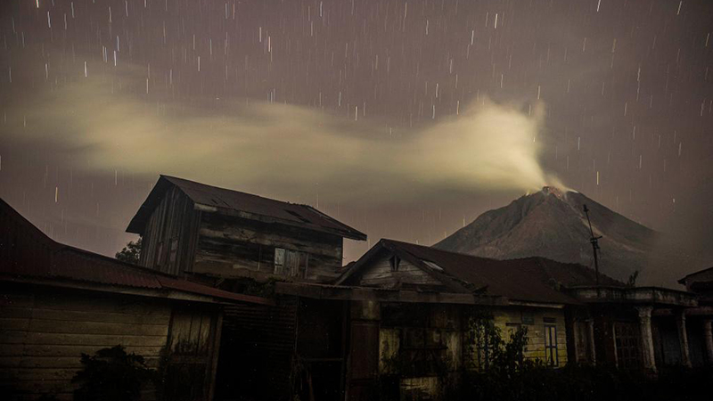 星空の下の噴煙　インドネシア・シナブン山