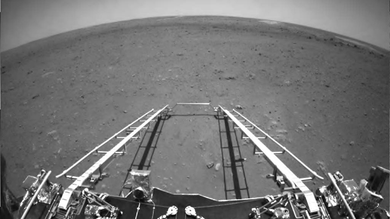 国家航天局、火星探査車「祝融号」が撮影した画像などを公開