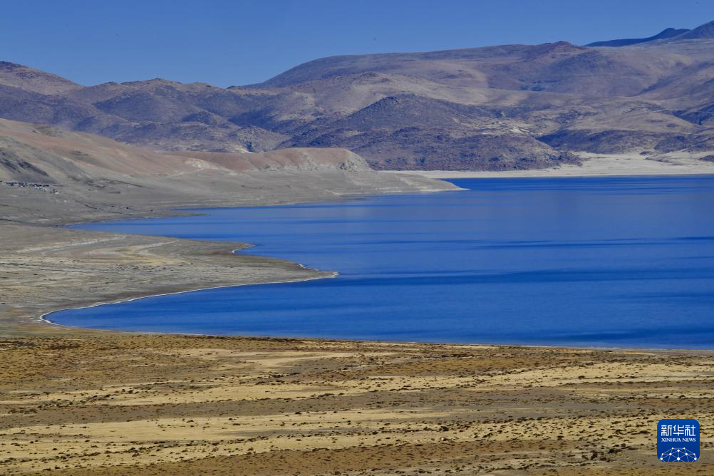 内陸湖ペンクツォの秋 中国西蔵自治区