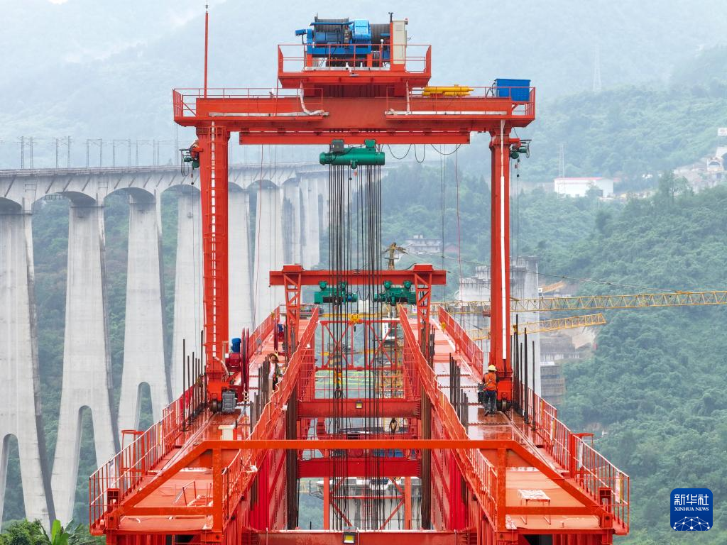 渝万高速鉄道高架橋、最初の箱桁組立架設が完了 中国重慶市