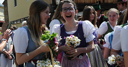 オーストリアで水仙祭り開催、花々で飾られた山車がパレード